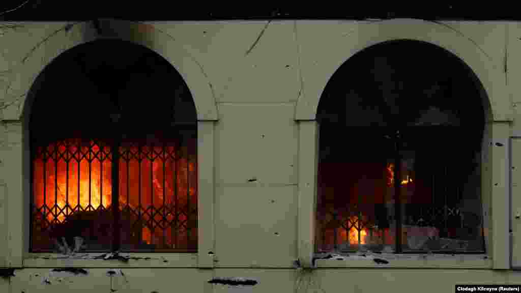 Egy bahmuti ház lángol egy orosz rakétatalálat után