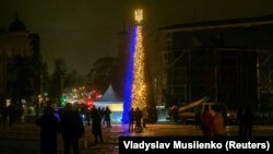 Цьогоріч у столиці великих новорічних святкувань не планується, але на Софійській площі встановлять головну ялинку країни та фотозону, повідомила заступниця голови КМДА Ганна Старостенко