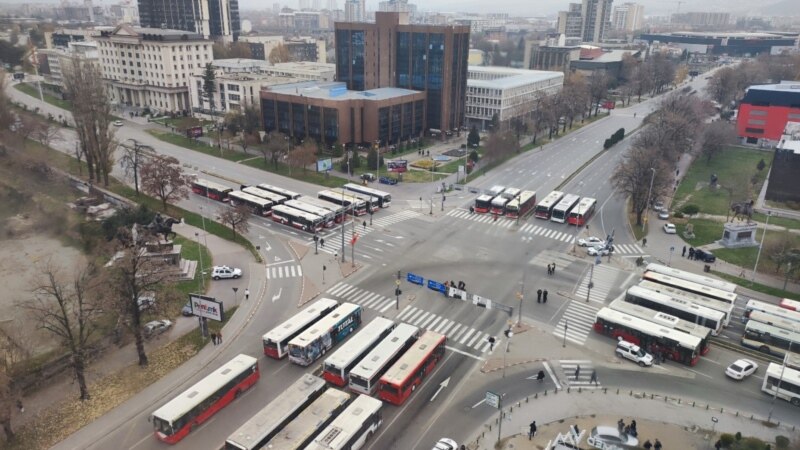 Rreth 100 autobusë privatë bllokojnë të gjitha udhëkryqet e Shkupit