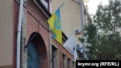 Український прапор і прапор із хештегом «Свободу Саакашвілі»