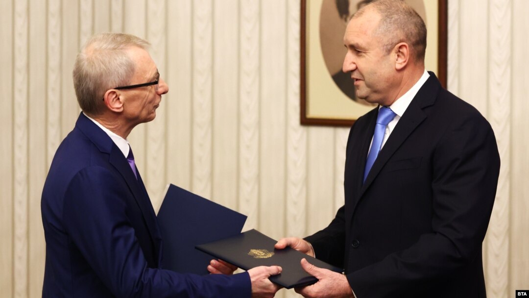 Николай Денков (вляво) получава от президента Румен Радев мандат за съставяне на правителство.