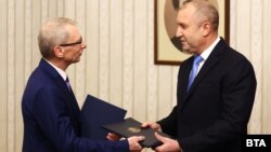 Николай Денков (вляво) получава от президента Румен Радев мандат за съставяне на правителство.