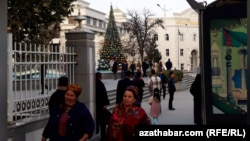 Diňle: Balkanda Täze ýyla garşy wagyzlar güýçlenýär, şol bir wagtda, býujet işgärlerinden baýramçylyk üçin pul ýygnalýar