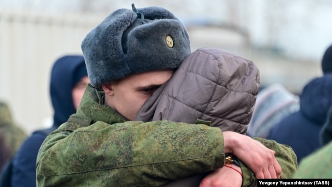 Мобилизованный военнослужащий РФ прощается с семьей