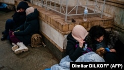 Civilët duke u strehuar në një stacion metroje pas lëshimit të sirenave për sulme ajrore në Kiev më 14 dhjetor 2022.