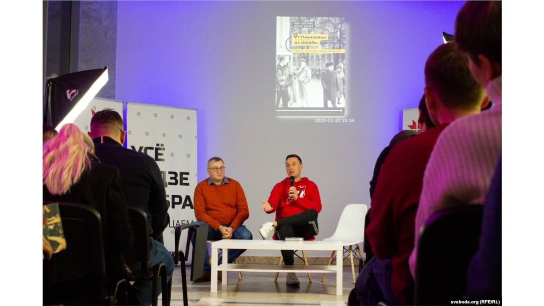 Павал Валатовіч (зь мікрафонам)