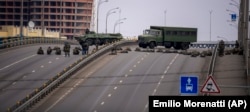 Украінскія вайскоўцы перакрылі мост у Кіеве, чакаюць расейскія танкі, 25 лютага 2022 году