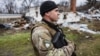 41-годишният руснак с псевдоним "Тихий", който се присъединява към легиона "Свобода на Русия", за да се бие на страната на Украйна, носи нашивката на легиона "Свобода на Русия" в Долина, Източна Украйна, 26 декември 2022 г.