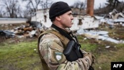 Tikhiy, în vârstă de 41 de ani, un rus care luptă de partea Ucrainei, poartă ecusonul Legiunii „Rusia Liberă” în Dolina, estul Ucrainei, 26 decembrie 2022.