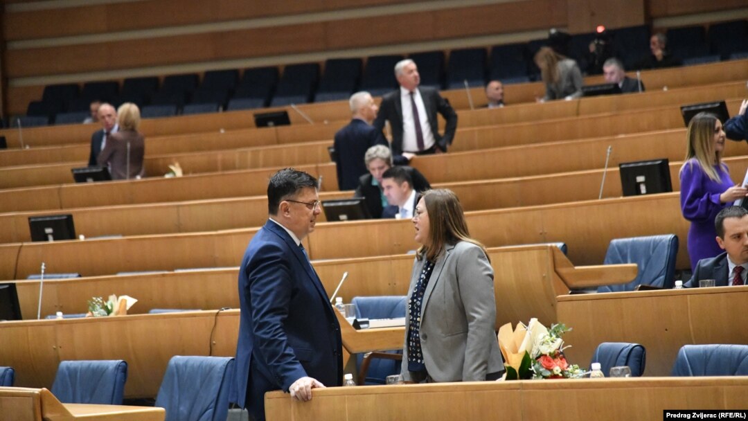 Konstituirajuća sjednica Zastupničkog doma PS BiH održana je 1. decembra 2022. i nova većina izabrala je rukovodstvo. Na fotografiji aktualni predsjedavajući Vijeća ministara BiH Zoran Tegeltija (SNSD) u razgovoru s ministricom civilnih poslova BiH Ankicom Gudeljević (HDZ BiH)