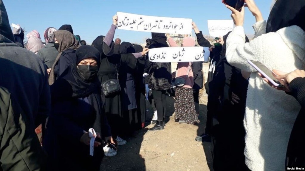 حضور معترضان بر سر مزار کشته‌شدگان اعتراضات در جوانرود