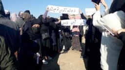 حضور معترضان بر سر مزار کشته‌شدگان اعتراضات در جوانرود