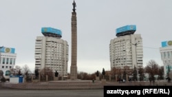 Металлические ограждения вокруг монумента Независимости возле площади Республики в Алматы. 6 января 2023 года
