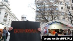 Háborúellenes tiltakozó egy „Moszkva–Belgrád” feliratú újévi bódé előtt Belgrádban 2023. január 13-án, az ortodox újév idején