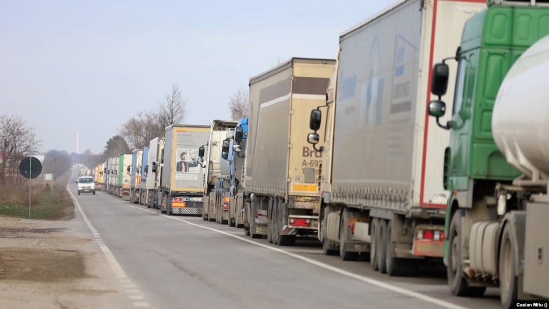 Punctul de frontieră de la Siret, coadă de zeci de km de TIR-uri, autocamioane. Inagine de arhivă din decembrie 2022.