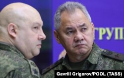 Gjenerali i ushtrisë ruse, Sergei Surovikin dhe ministri i Mbrojtjes Sergei Shoigu.