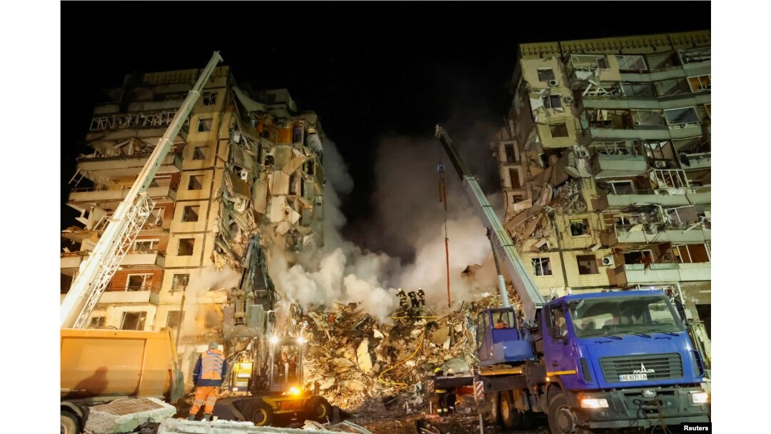 Blocul de locuințe lovit de bombe rusești la Dnipro.