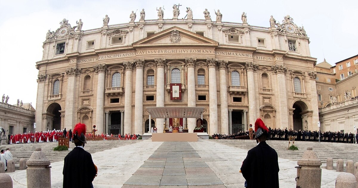 George Send Romani George Simion (AUR) a intrat la Papa Francisc cu un grup de români din ...
