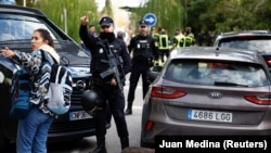 Policija ispred ukrajinske ambasade u Madridu nakon incidenta u kojem je povrijeđen jedan službenik, 30. novembar 2022. 