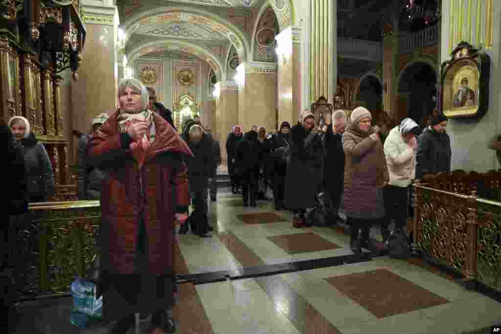 Vjernici na Božićnoj liturgiji u crkvi u Dometsku, ukrajinskoj oblasti Donjecka koja je pod kontrolom Rusije.