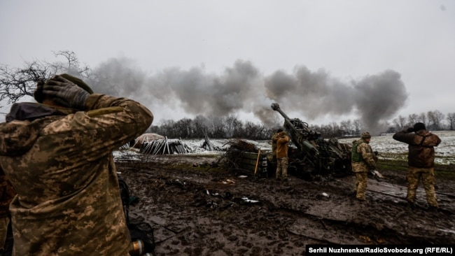Украинские военные применяют 155-миллиметровую гаубицу М777