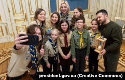 Президент України Володимир Зеленський під час зустрічі з представниками українських скаутських організацій, які передали йому Вифлеємський вогонь миру. Київ, 14 грудня 2022 року