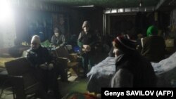 украинци во засолниште пред руските напади