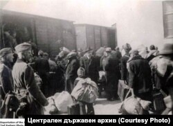 Натоварването на евреи на влакове в Скопие. Снимката е от Държавния архив.