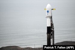 Raketa SpaceX Falcon 9 stoji na lansirnoj rampi, 15. decembra 2022.