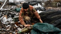 Украинские военные готовят снаряды для гаубицы M777 вблизи линии фронта, Донецкая область, ноябрь 2022 года