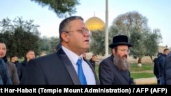 Ministri Ben-Gvir gjatë vizitës së tij në Malin e Tempullit.