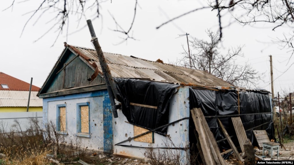 Будинок після мінометних «прильотів». Господарі як могли підготували будинок до зими: забили вікна та заклеїли плівкою стелю