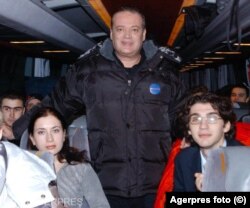 Ministrul Turismului, Dan Matei Agaton, a plecat cu o delegatie de olimpici în Germania. Au fost printre primii români care au călătorit fără viză în Spațiul Schengen. Fotografie din 31 decembrie 2001.