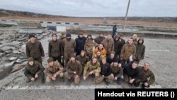  Grupa ratnih zarobljenika pozira nakon razmene u regionu Zaporožja 24. novembra