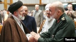 حسین سلامی، فرمانده سپاه پاسداران (سمت راست) در دیدار با ابراهیم رئیسی، رئیس جمهوری اسلامی ایران