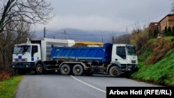 Barrikadat e vendosura në Rudarë nga serbët lokalë, në veri të Kosovës, dhjetor 2022.