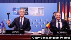 NATO va aproba la summitul de la Vilnius planurile regionale de apărare a Alianței Nord Atlantice, documente strict secrete care se întind pe patru mii de pagini. Foto: Secretarul general NATO, Jens Stoltenberg, și președintele României, Klaus Iohannis, noiembrie 2022, București.