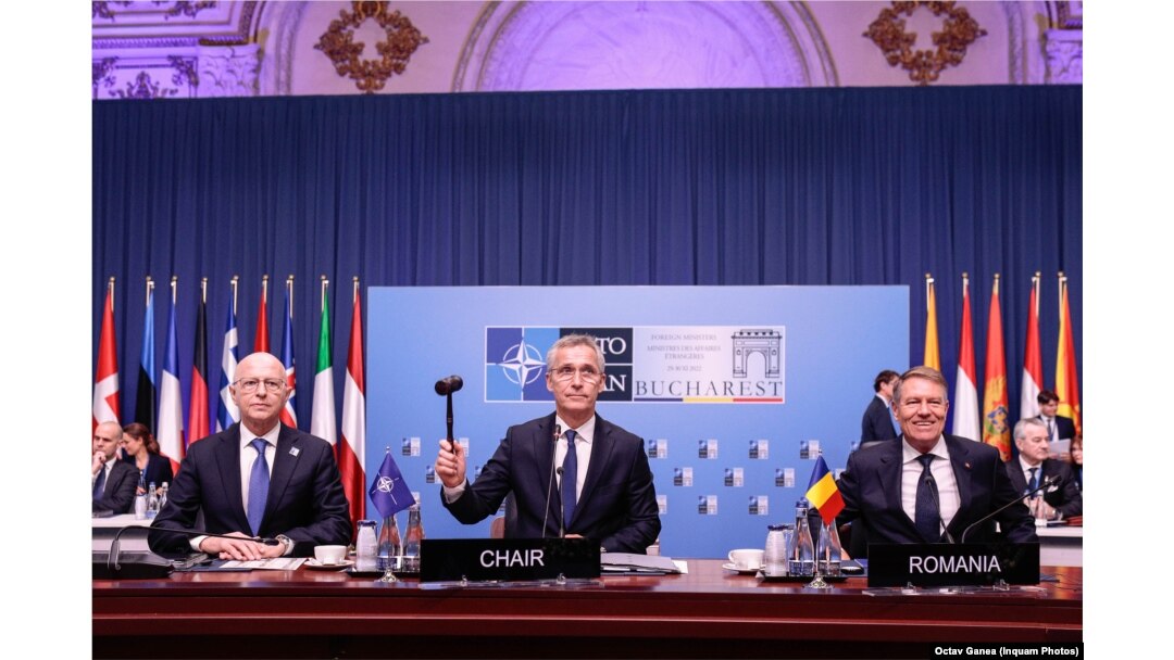 Jens Stoltenberg, Mircea Geoană și Klaus Iohannis în deschiderea ministerialei NATO din noiembrie 2022, de la București.