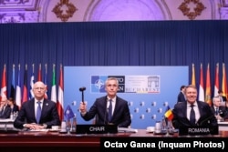 Jens Stoltenberg, Mircea Geoană și Klaus Iohannis în deschiderea ministerialei NATO din noiembrie 2022, de la București.