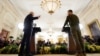 Președintele american Joe Biden (stânga) și președintele ucrainean Volodymyr Zelenski susțin o conferință de presă comună în Sala de Est a Casei Albe din Washington pe 21 decembrie.