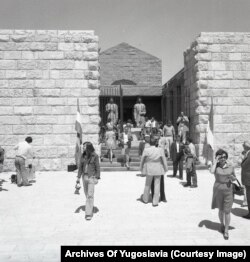 Посетители на новопостроения мавзолей на планината Ловчен през юли 1974 г.