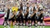 Германският национален отбор преди началото на първия си мач от Световното първенство в Катар. Футболистите протестираха срещу решението на ФИФА да забрани употребата на капитански ленти с цветовете на дъгата в защита на правата на ЛГБТ общността