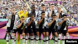 Германският национален отбор преди началото на първия си мач от Световното първенство в Катар. Футболистите протестираха срещу решението на ФИФА да забрани употребата на капитански ленти с цветовете на дъгата в защита на правата на ЛГБТ общността