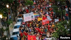 Prodemokratski demonstranti marširaju, u Porto Alegreu, Brazil, 9. januara 2023. 