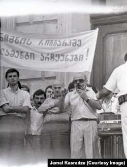 ირაკლი ქადაგიშვილი, ნოდარ ნათაძე, ირაკლი შენგელაია (მიკროფონით)