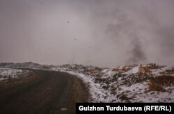 Таштанды талаасындагы өрт. Адистер абанын булганышынын бир себеби таштандылардын кайра иштетилбей, өрттөлүп жатканынан көрүшөт.