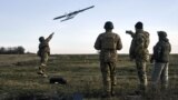 Українські військові запускають безпілотник у напрямку російських позицій поблизу Бахмута у грудні 2022-го