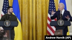 Президент України Володимир Зеленський (ліворуч) і президент США Джо Байден на пресконференції в Білому домі, 21 грудня 2022 рок