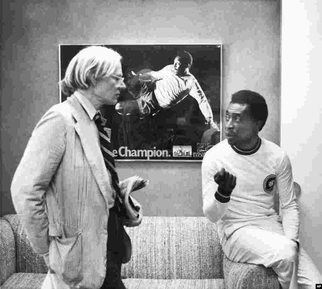 Umjetnik Andy Warhol razgovara sa Peleom o portretu nakon što je Warhol dobio narudžbu da napravi seriju portreta sportskih zvijezda u New Yorku, SAD,&nbsp;26. juli 1977. Pele je inspirisao ljude do te mjere da je Warhol, nakon izjave da će u budućnosti svako imati 15 minuta slave, nadodao dio vezan za Pelea rekavši: &quot;Samo će Pele imati 15 vjekova slave&quot;.