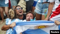 Аргентинските навивачи реагираат додека луѓето го гледаат финалниот натпревар на Светското првенство на ФИФА Катар 2022 помеѓу Аргентина и Франција во Буенос Аирес